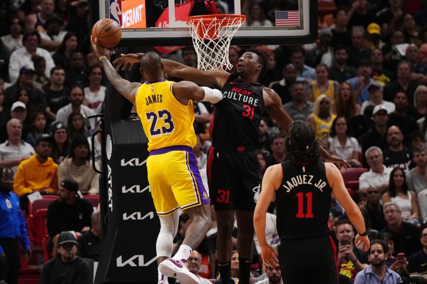 Les Lakers de Los Angeles perdent d'un point face au Miami Heat